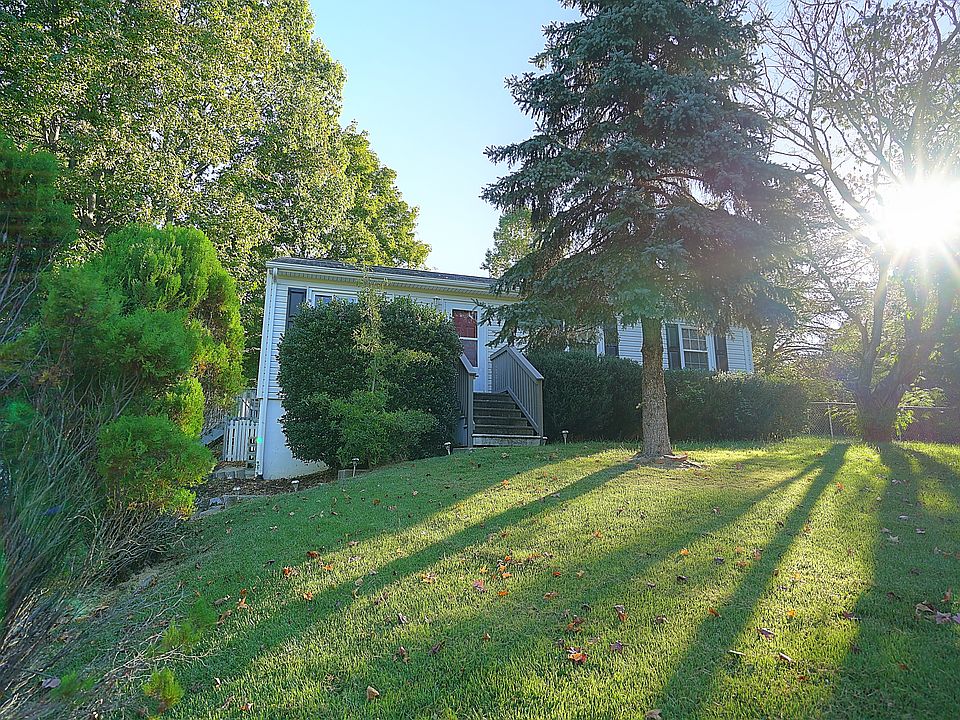 1st image of 407 Cleveland Ct