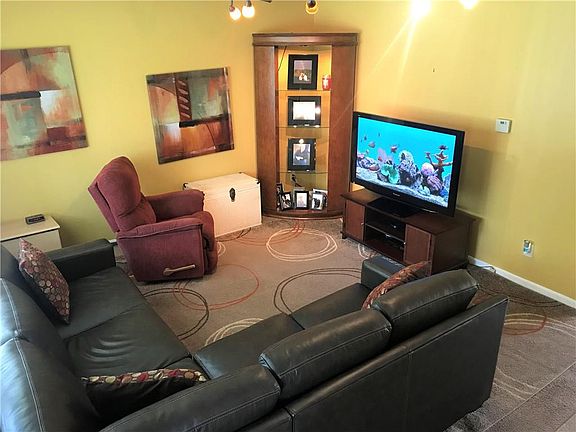 4th image of 800 Willow Dr S