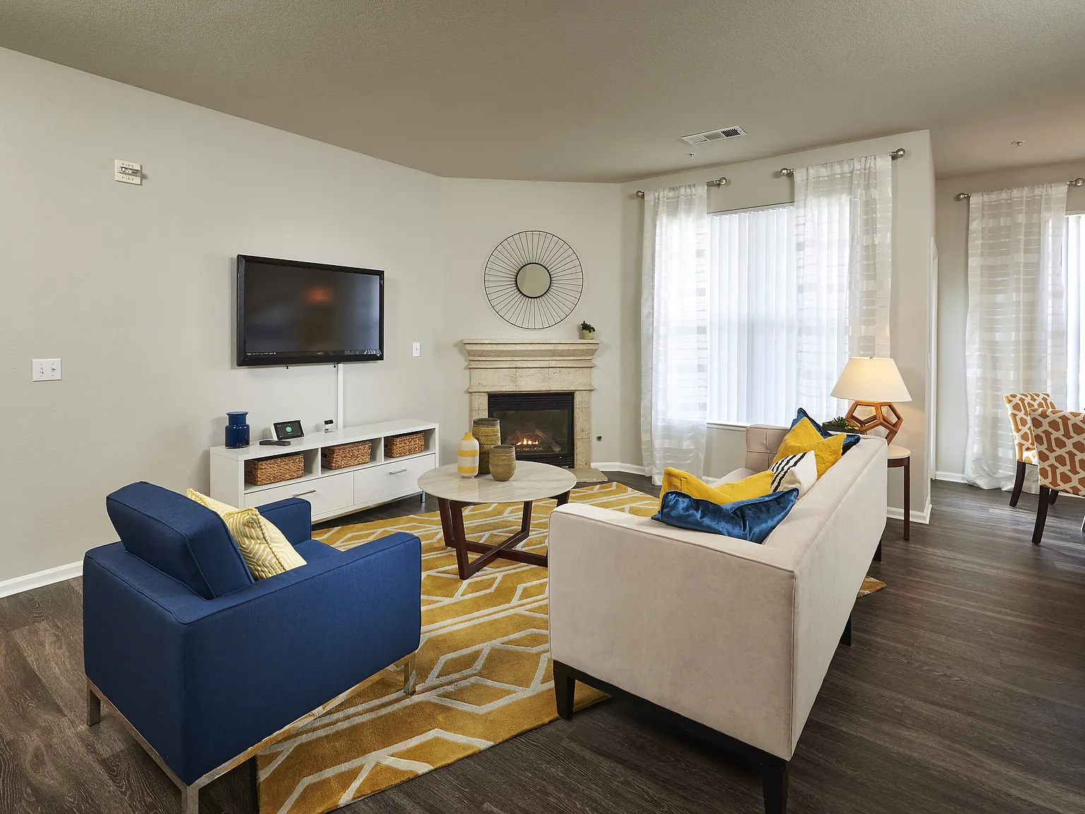 Bear Valley Park Apartments — Photo 3