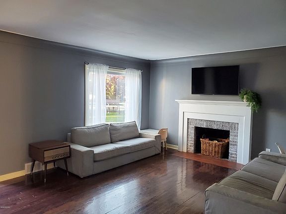 3rd image of 1138 Kelsey St NE