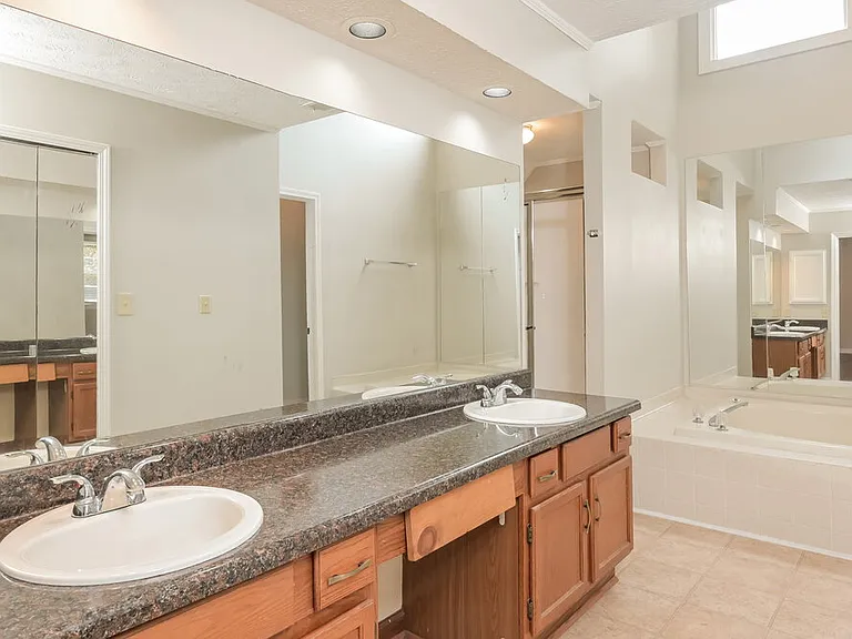 2481 Meadowglen Trl — Photo 11