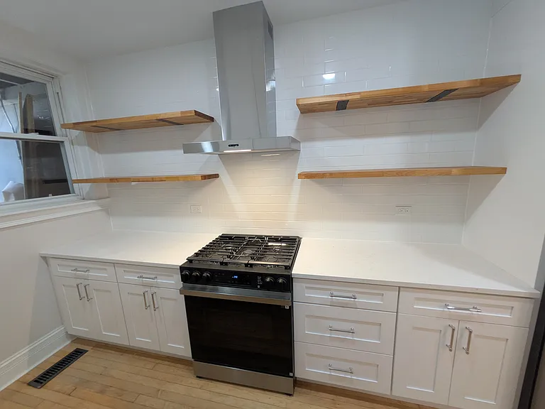 2337 W Roscoe St #1 — Photo 4