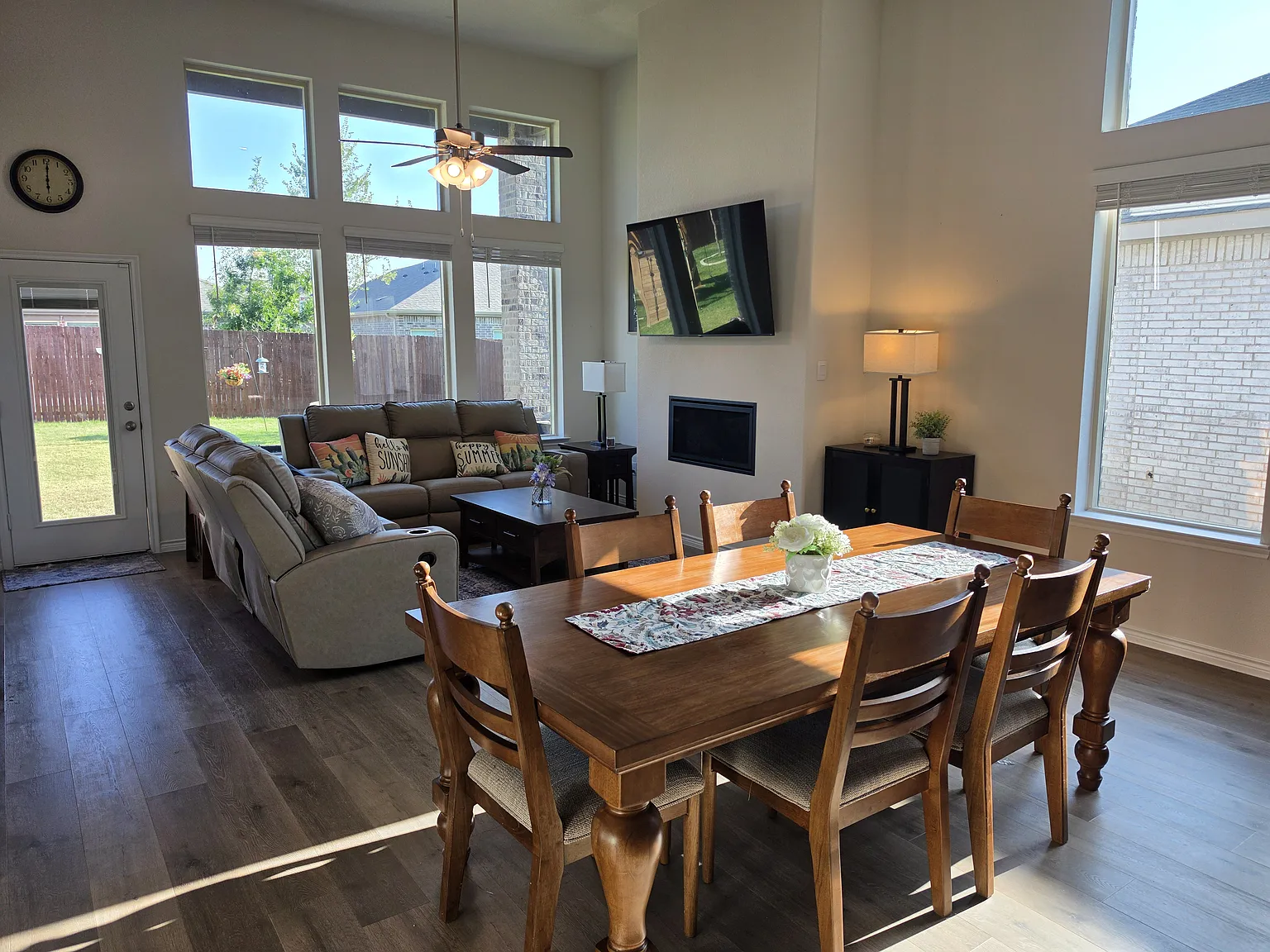 4 bed, 2555 sqft, $2,750 — Photo 2