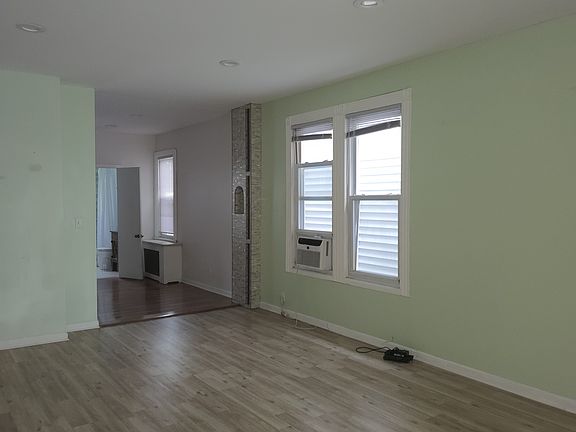 3rd image of 516 Forest St Floor 1