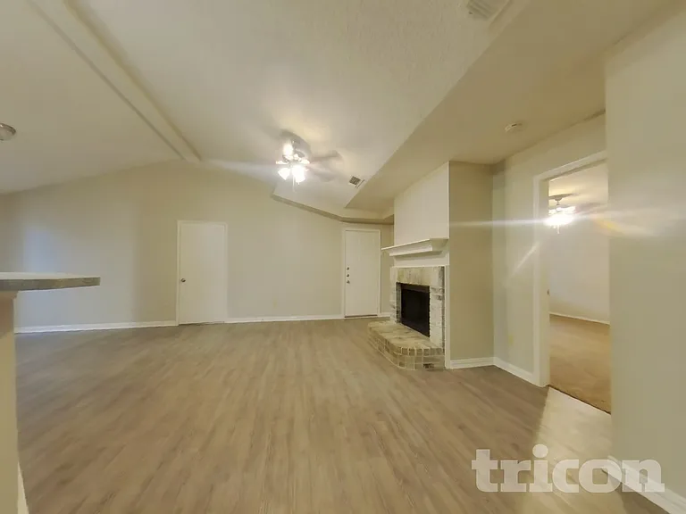 420 Deauville Dr — Photo 3