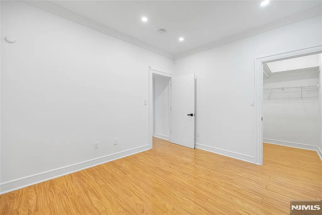 4 bed, $8,900 — Photo 2