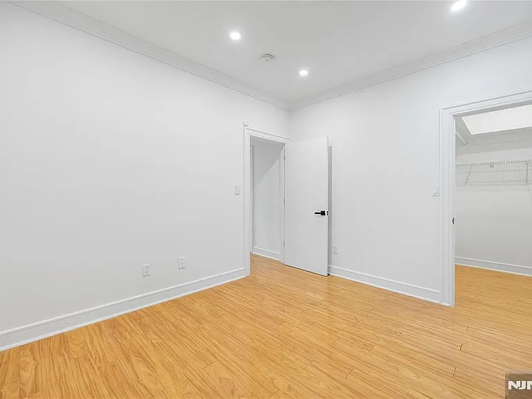 1080 River Rd — Photo 2
