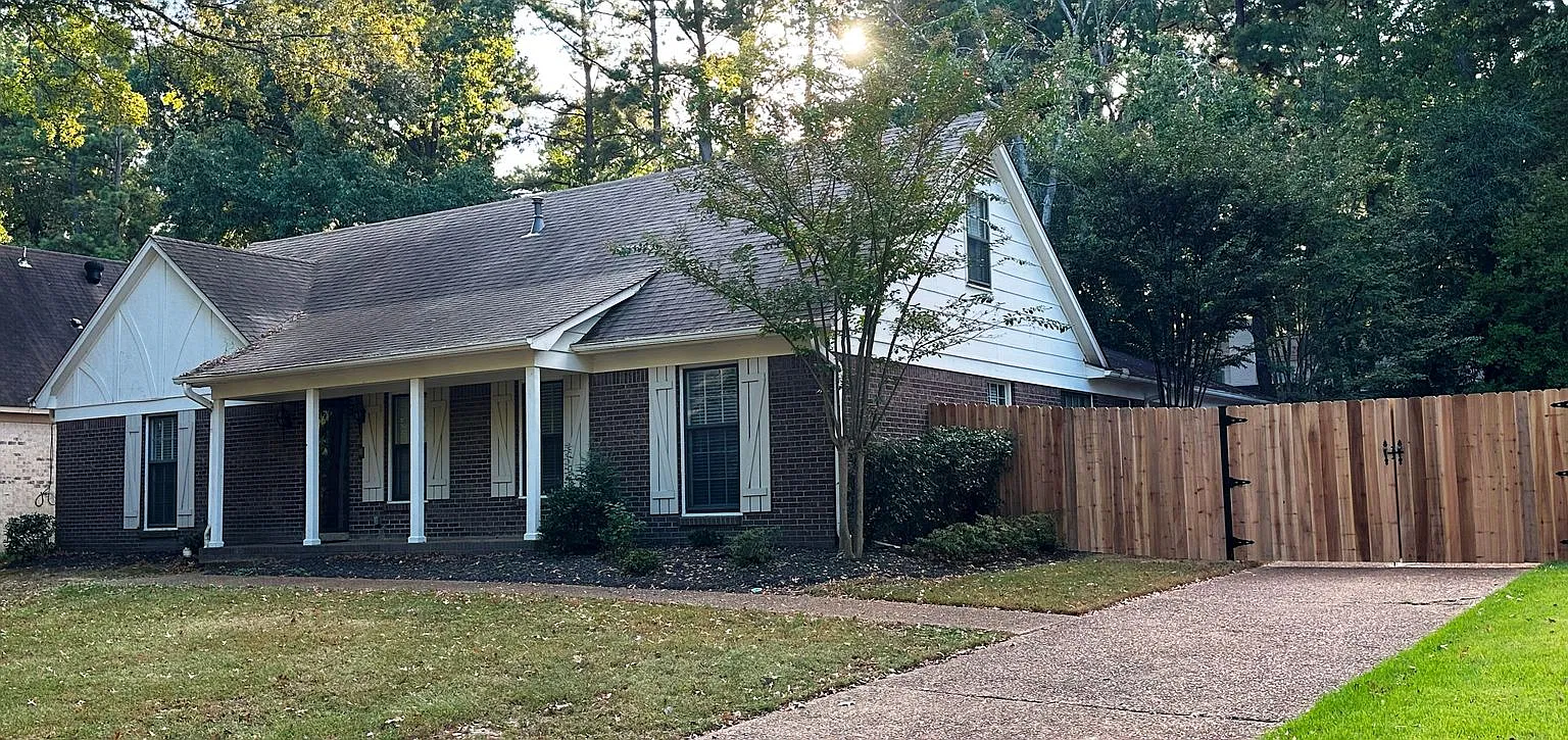 Spacious Germantown home! Fully Fenced! Walking distance to Farmington Elementary. Small pets are... — Photo 2
