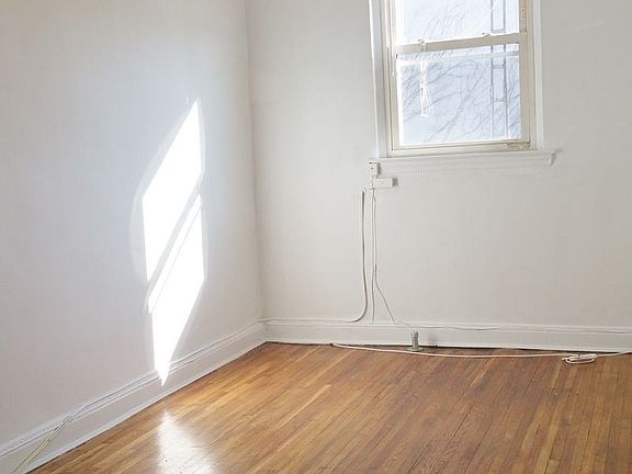 5th image of 4904 30th Ave #1