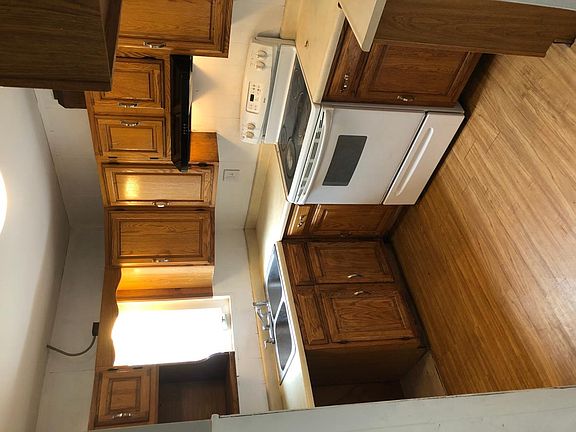3rd image of 898 Merton Ave
