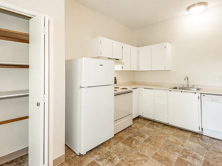 Grandview Apartments — Photo 42