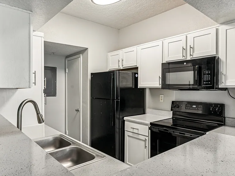 Waterford Creek Apartments — Photo 4