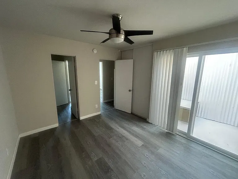 15050 Burbank Blvd — Photo 14