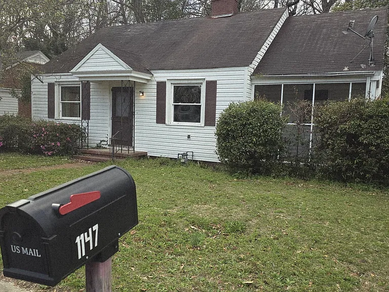 1147 Mimosa Dr — Photo 1