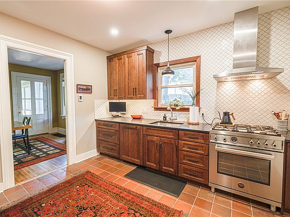 4th image of 32 Eagle St