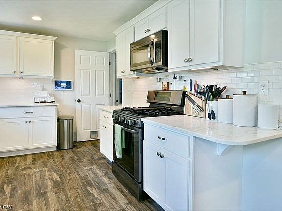 3rd image of 18 Orchard Dr