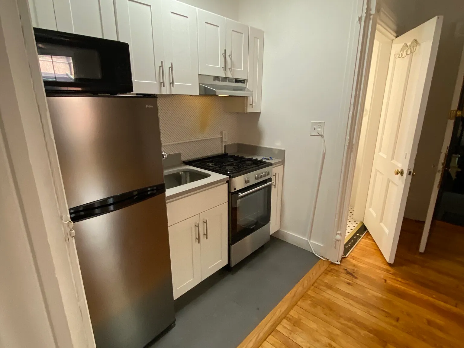 Studio, 999 sqft, $2,650 — Photo 4
