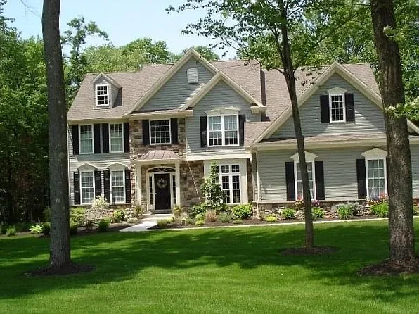 710 Ice House Dr, Mountain Top, PA 18707