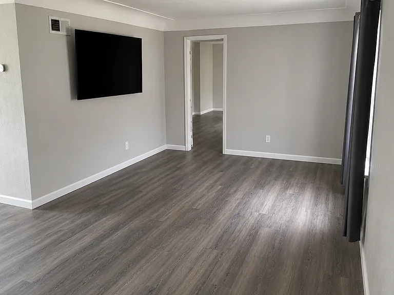 6023 W B St — Photo 2
