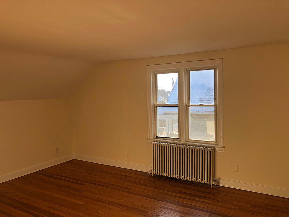 Livingroom freshly painted and lots of space