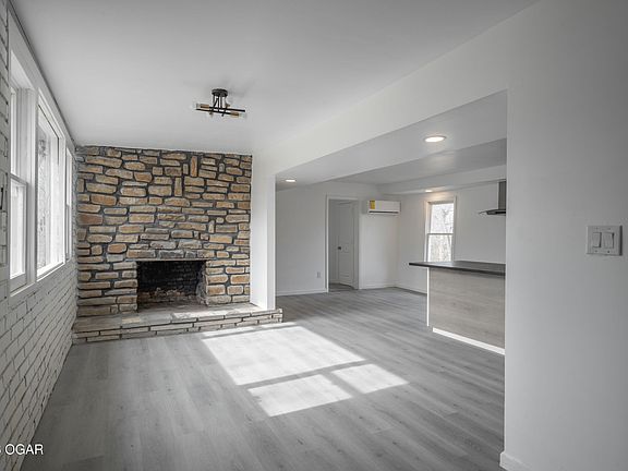2nd image of 18662 Norway Rd