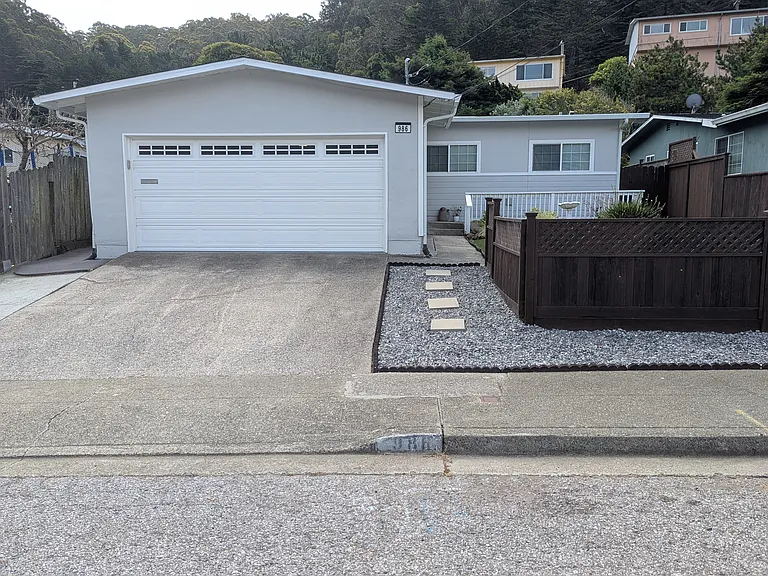 986 Regina Way — Photo 1