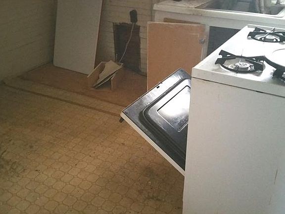 4th image of 820 Center Ave