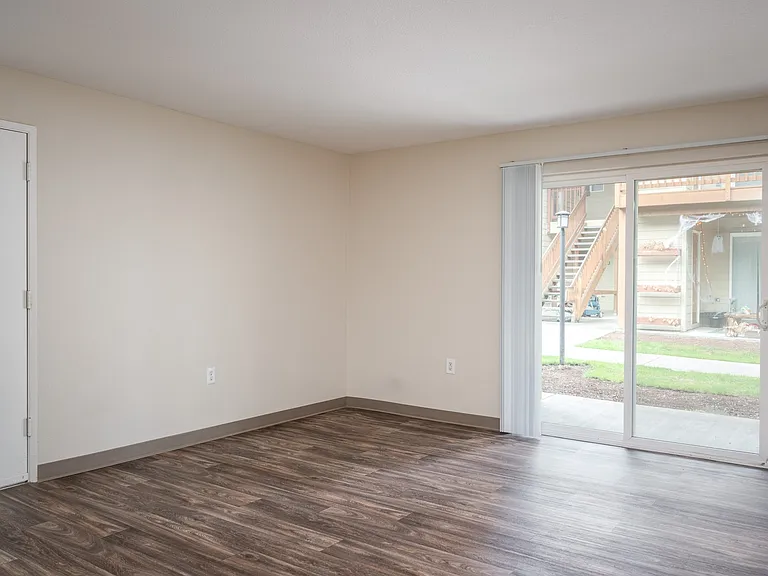 Suzann Plaza Apartments — Photo 20