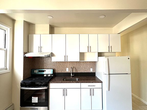 2nd image of 2645 E 18th St #1R