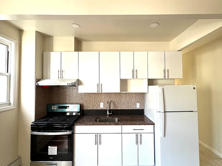 2645 E 18th St #1R — Photo 2