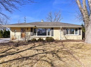 2137 Crestview Ct, Wauwatosa, WI 53226