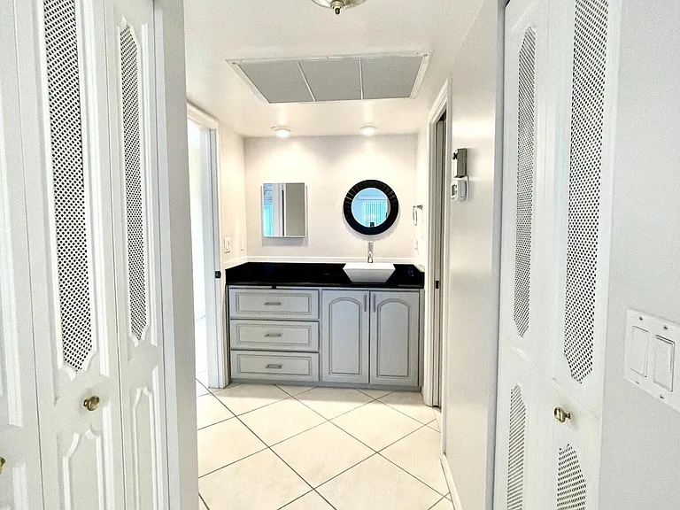 105 Oxford Ct #105-500 — Photo 12