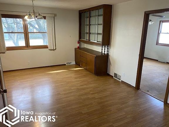 4th image of 104 E Linder St