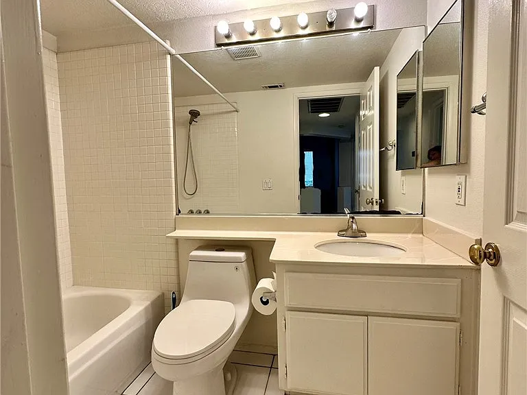 541 S Glenhurst Dr — Photo 21