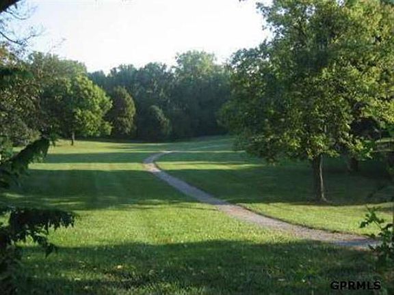 backs to park w/ trails