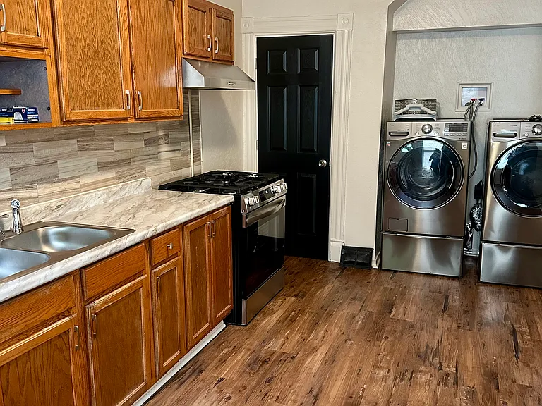 640 Middle Ave — Photo 2