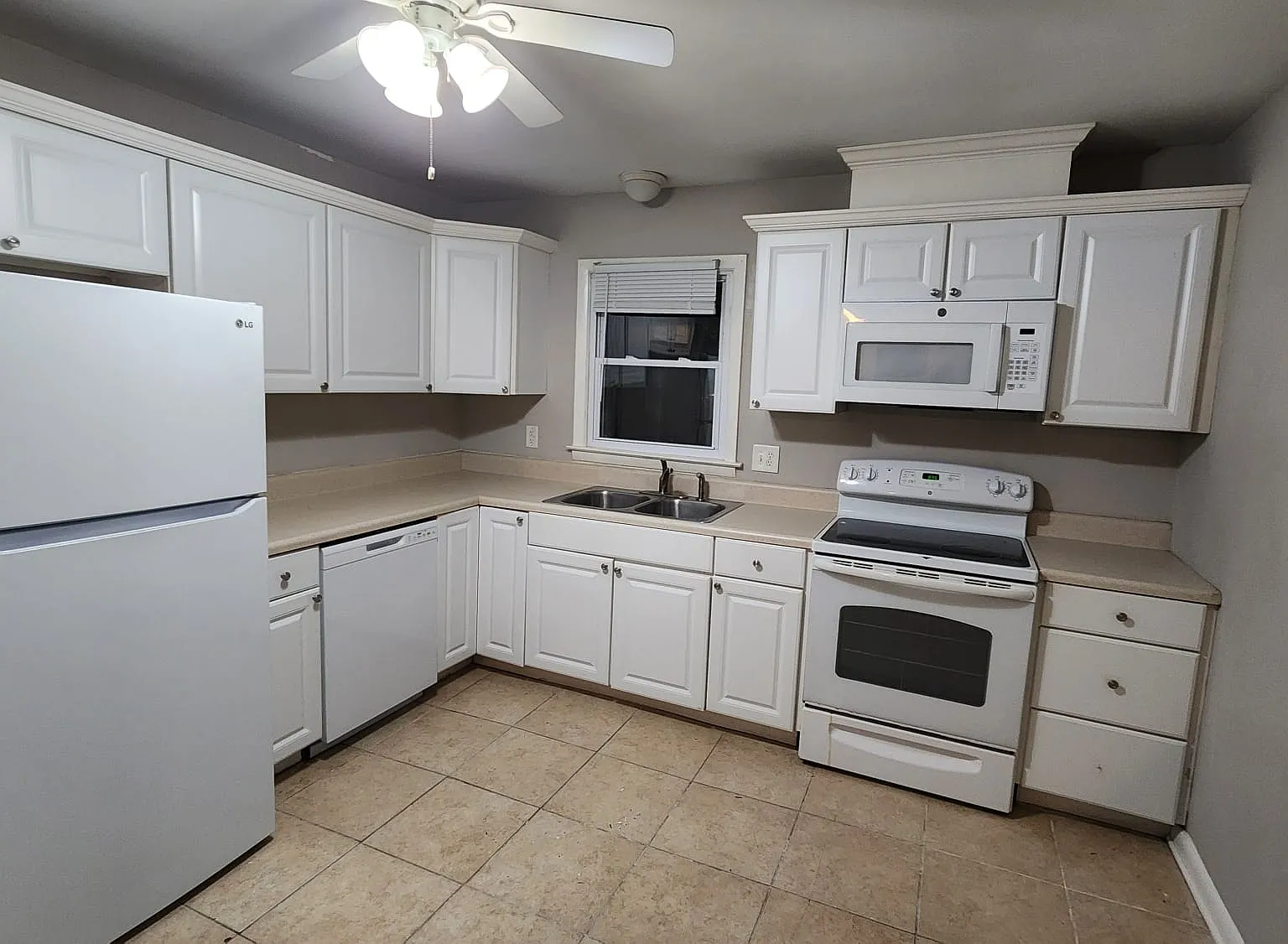 3 bed, 1075 sqft, $1,700 — Photo 4