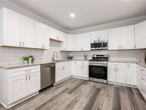 5th image of 872 Beryl St SW