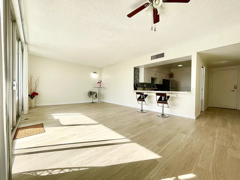 Occidental Towers Apartments — Photo 2