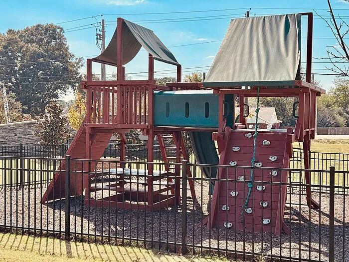 4 bed, 3.0 bath, 2019 sqft, $1,995 — Photo 3
