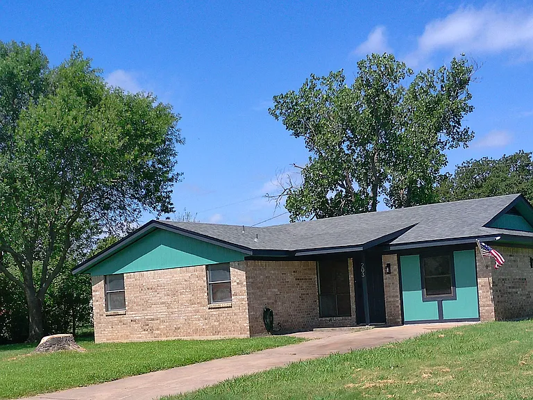 203 Idylwood Dr — Photo 2