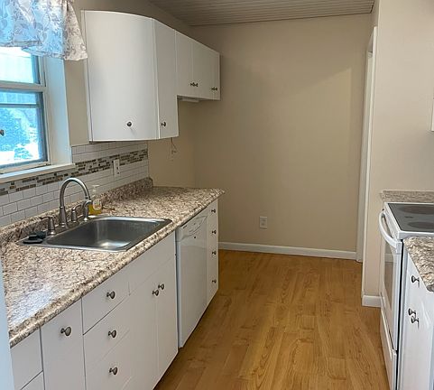 4th image of 33153 Redwood Blvd