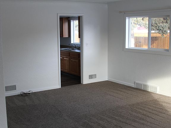 3rd image of 1135 Parkhill Dr