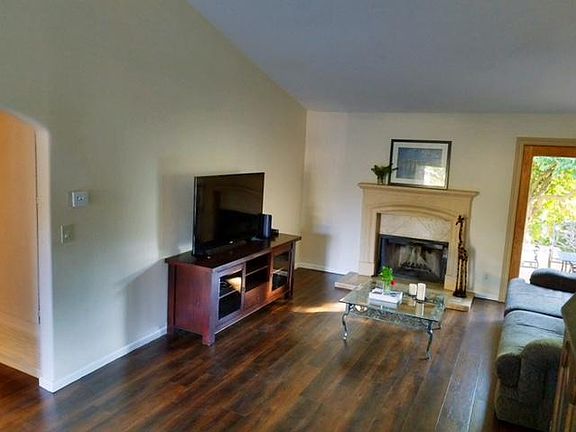 4th image of 20322 Clark St
