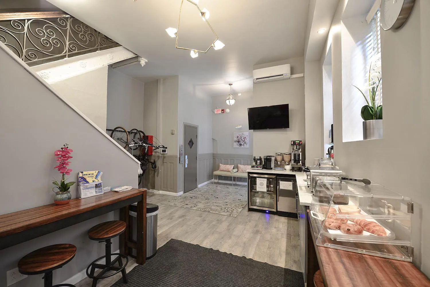 Studio, 300 sqft, $1,105 — Photo 2