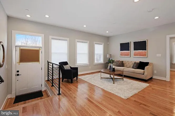 1909 Capitol Ave NE #1 — Photo 4