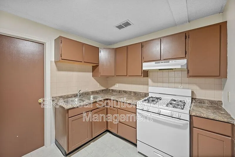 2 bed, 1.0 bath, $995 — Photo 2