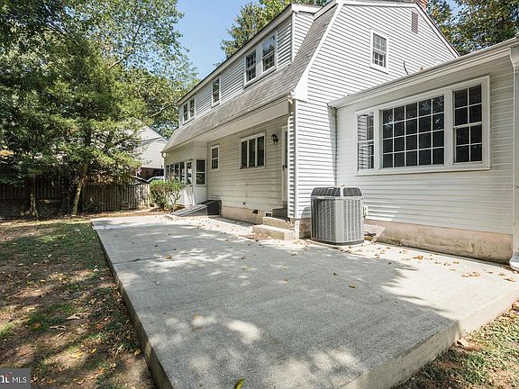 3rd image of 640 Tewkesbury Ln