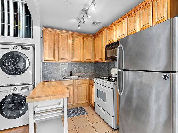 4th image of 35 Essex St APT 4C