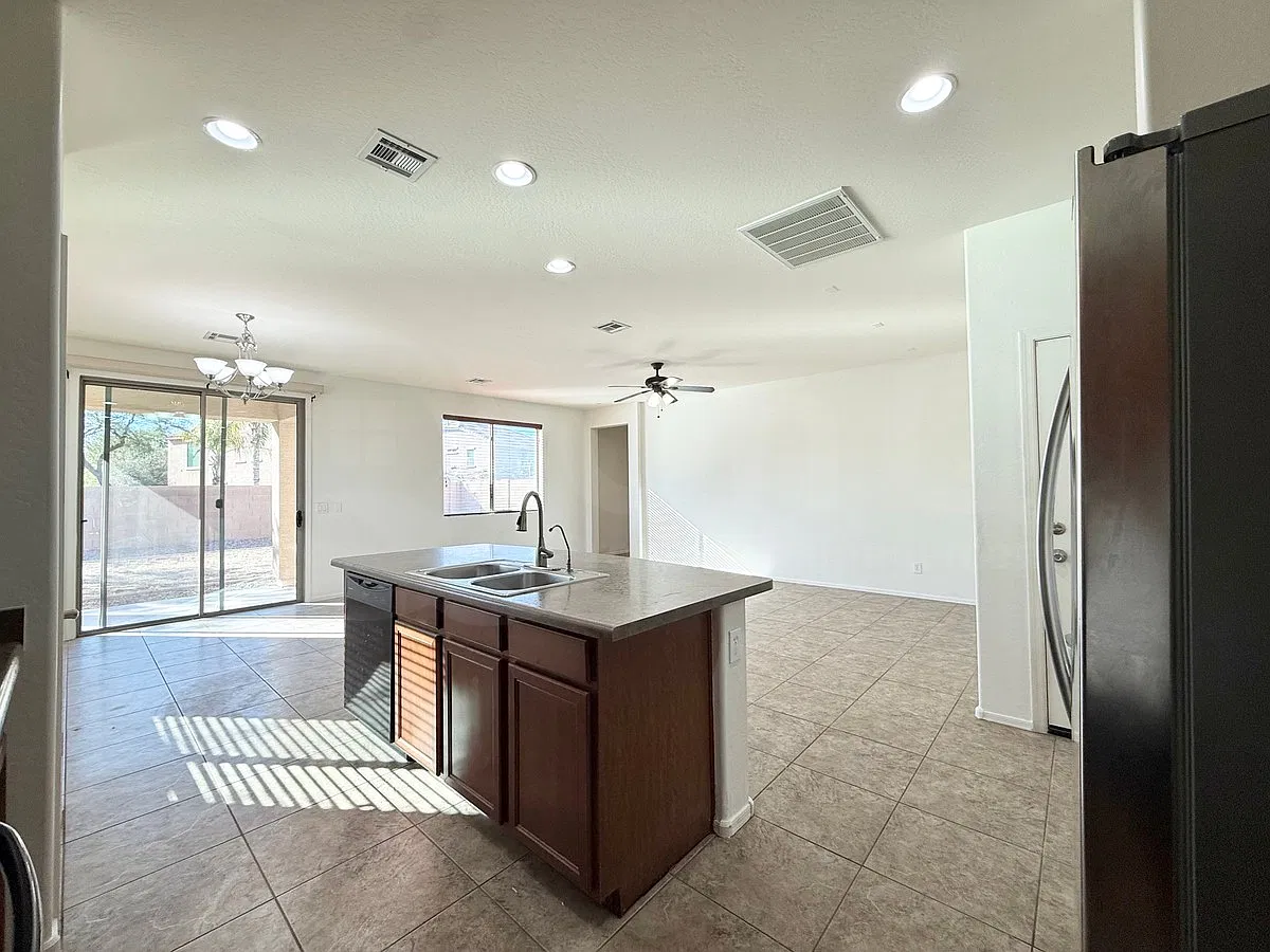 4 bed, 3.0 bath, 1861 sqft, $2,250 — Photo 4